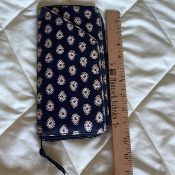 Free Vera Bradley wallet with pocketbook purchase - Picture 3 of 5